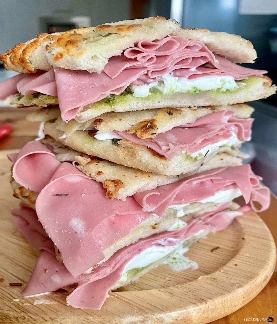 Focaccia de stracciatella con mortadella
