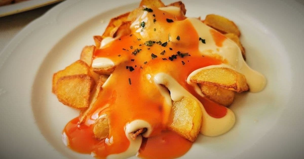 Patatas bravas, dúo de salsas